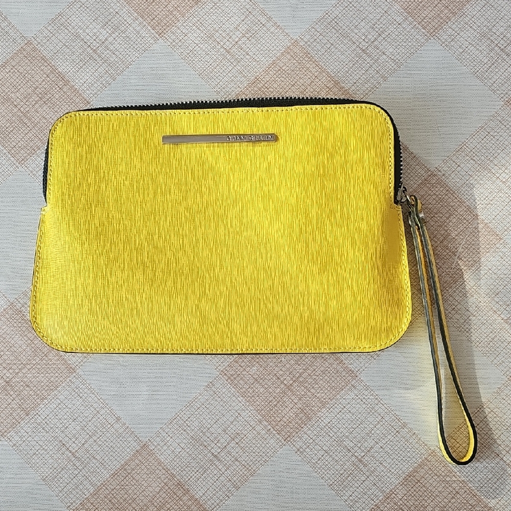 NWOT-Gianni Chiarini Genuine Leather Yellow Wristlet Clutch      B-37